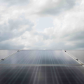 ¿Las placas solares funcionan en días nublado?