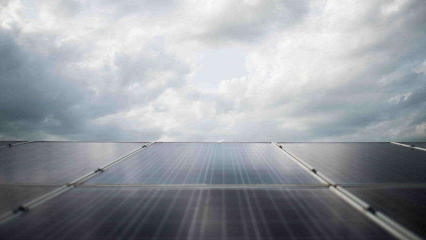 ¿Las placas solares funcionan en días nublado_