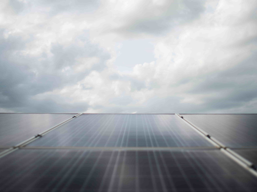 ¿Las placas solares funcionan en días nublado_